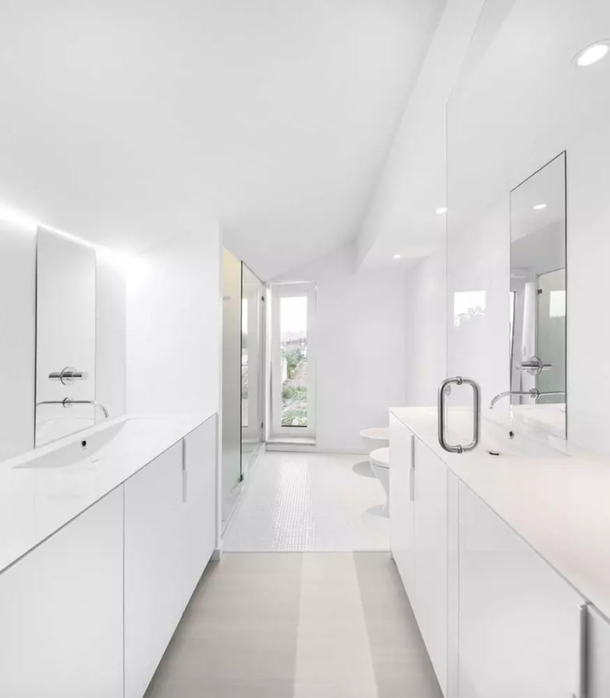 Fehér fürdőszoba (84 fotó): Szoba kialakítása fehér árnyalatokban, fényes ékezetekkel. Modern belsőépítészeti ötletek kis fehér fürdőszoba betétekkel 10191_17