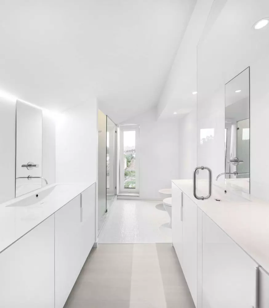 White banyo (84 mga larawan): disenyo ng kuwarto sa puting tono na may maliwanag na accent. Modern Interior Design Ideas maliit na puting banyo na may pagsingit 10191_17