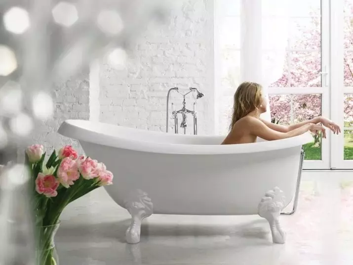 白色浴室（84张照片）：白色色调的房间设计，具有明亮的口音。现代室内设计想法有插入物的小的白色卫生间 10191_18