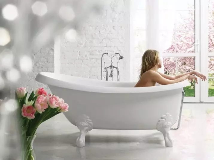 Salle de bain blanche (84 photos): design de chambre dans des tons blancs avec des accents lumineux. Idées de design d'intérieur modernes Petite salle de bain blanche avec inserts 10191_18