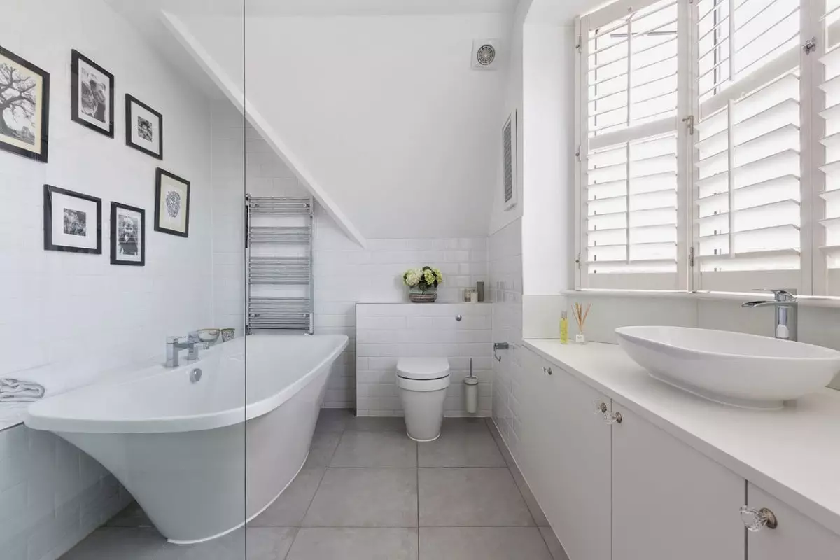白色浴室（84张照片）：白色色调的房间设计，具有明亮的口音。现代室内设计想法有插入物的小的白色卫生间 10191_20