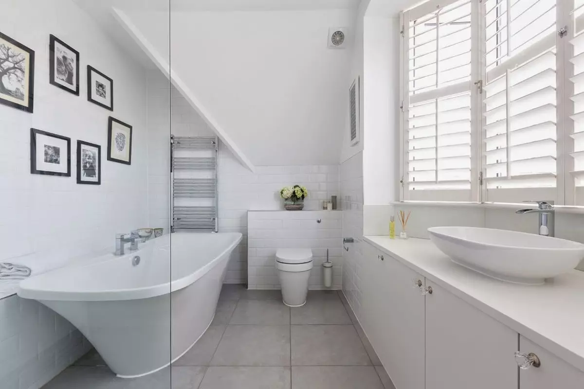 White banyo (84 mga larawan): disenyo ng kuwarto sa puting tono na may maliwanag na accent. Modern Interior Design Ideas maliit na puting banyo na may pagsingit 10191_20