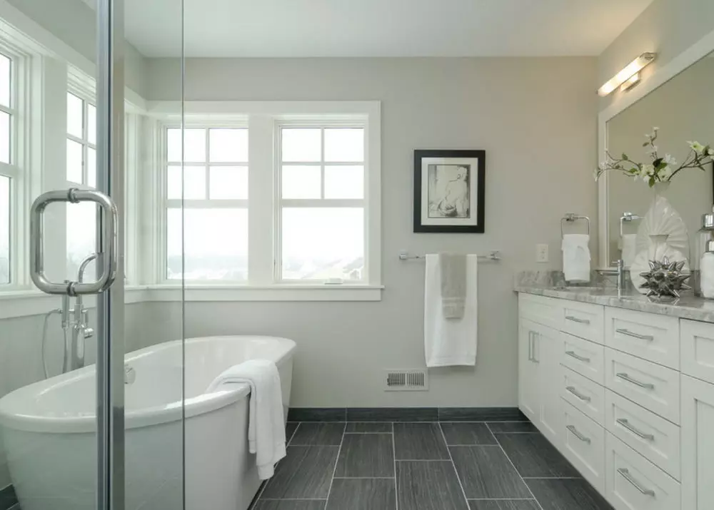 Fehér fürdőszoba (84 fotó): Szoba kialakítása fehér árnyalatokban, fényes ékezetekkel. Modern belsőépítészeti ötletek kis fehér fürdőszoba betétekkel 10191_24