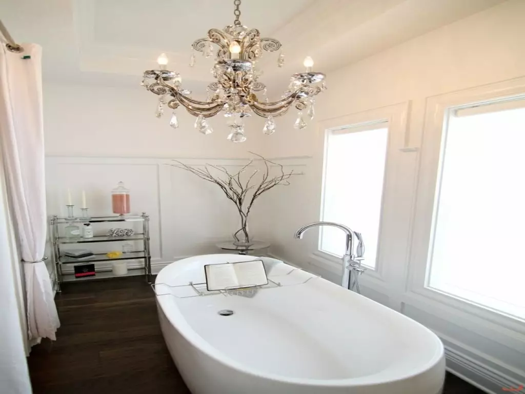 白色浴室（84张照片）：白色色调的房间设计，具有明亮的口音。现代室内设计想法有插入物的小的白色卫生间 10191_39