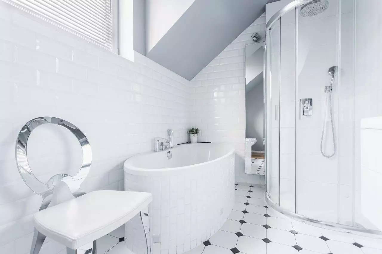 Fehér fürdőszoba (84 fotó): Szoba kialakítása fehér árnyalatokban, fényes ékezetekkel. Modern belsőépítészeti ötletek kis fehér fürdőszoba betétekkel 10191_4