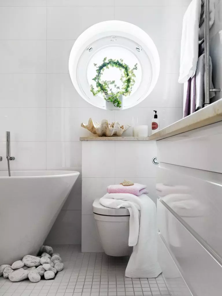 白色浴室（84张照片）：白色色调的房间设计，具有明亮的口音。现代室内设计想法有插入物的小的白色卫生间 10191_45