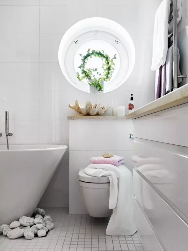 White banyo (84 mga larawan): disenyo ng kuwarto sa puting tono na may maliwanag na accent. Modern Interior Design Ideas maliit na puting banyo na may pagsingit 10191_45