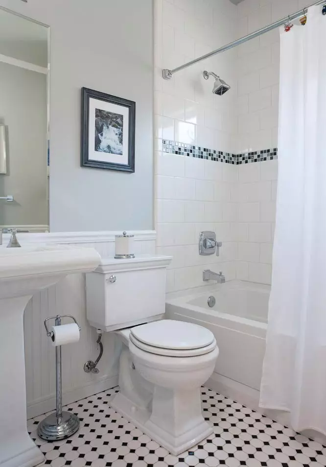 白色浴室（84张照片）：白色色调的房间设计，具有明亮的口音。现代室内设计想法有插入物的小的白色卫生间 10191_46