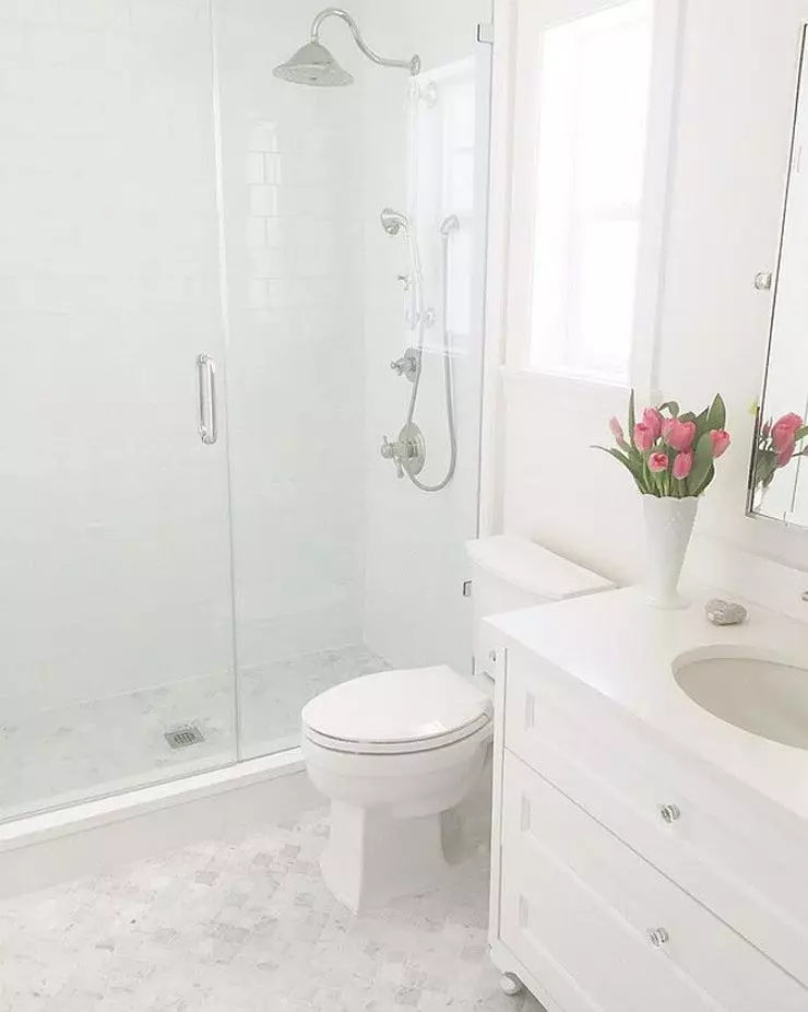 Salle de bain blanche (84 photos): design de chambre dans des tons blancs avec des accents lumineux. Idées de design d'intérieur modernes Petite salle de bain blanche avec inserts 10191_47