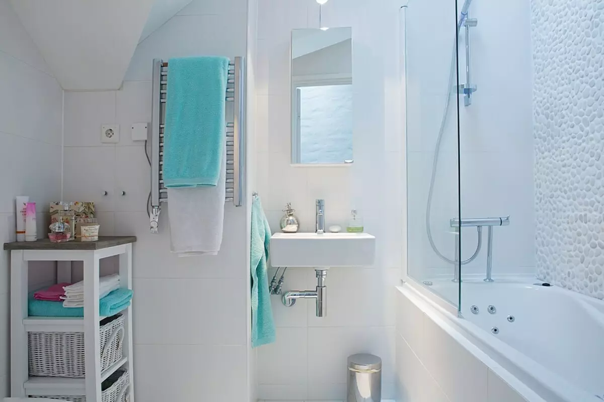 Fehér fürdőszoba (84 fotó): Szoba kialakítása fehér árnyalatokban, fényes ékezetekkel. Modern belsőépítészeti ötletek kis fehér fürdőszoba betétekkel 10191_48