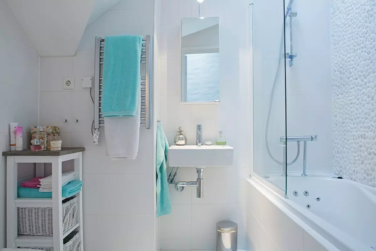 White banyo (84 mga larawan): disenyo ng kuwarto sa puting tono na may maliwanag na accent. Modern Interior Design Ideas maliit na puting banyo na may pagsingit 10191_48