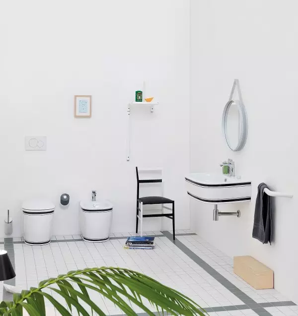 Fehér fürdőszoba (84 fotó): Szoba kialakítása fehér árnyalatokban, fényes ékezetekkel. Modern belsőépítészeti ötletek kis fehér fürdőszoba betétekkel 10191_49