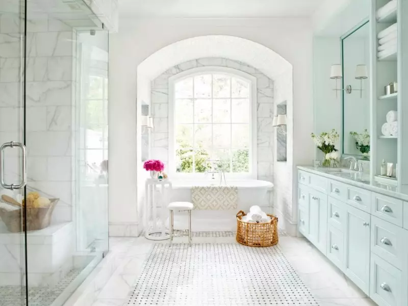 Salle de bain blanche (84 photos): design de chambre dans des tons blancs avec des accents lumineux. Idées de design d'intérieur modernes Petite salle de bain blanche avec inserts 10191_5