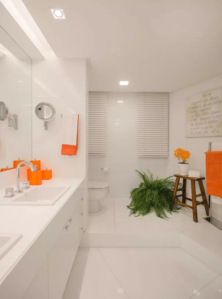 White banyo (84 mga larawan): disenyo ng kuwarto sa puting tono na may maliwanag na accent. Modern Interior Design Ideas maliit na puting banyo na may pagsingit 10191_51