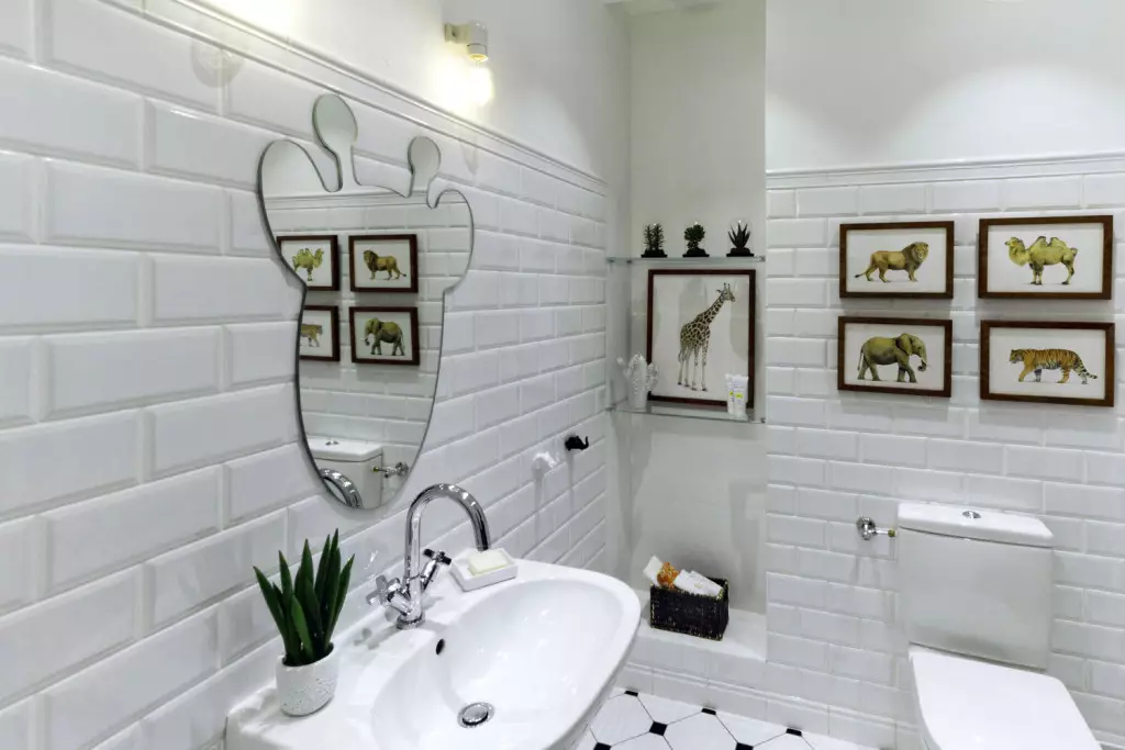 Salle de bain blanche (84 photos): design de chambre dans des tons blancs avec des accents lumineux. Idées de design d'intérieur modernes Petite salle de bain blanche avec inserts 10191_53