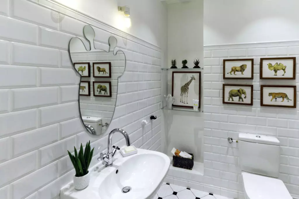 White banyo (84 mga larawan): disenyo ng kuwarto sa puting tono na may maliwanag na accent. Modern Interior Design Ideas maliit na puting banyo na may pagsingit 10191_53