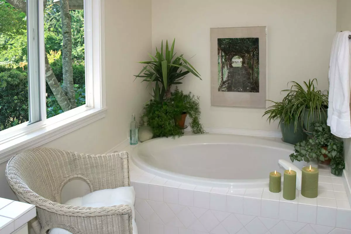 חדר אמבטיה לבן (84 תמונות): עיצוב חדר גוונים לבנים עם מבטאים בהירים. עיצוב פנים מודרני רעיונות חדר אמבטיה לבן קטן עם מוסיף 10191_55