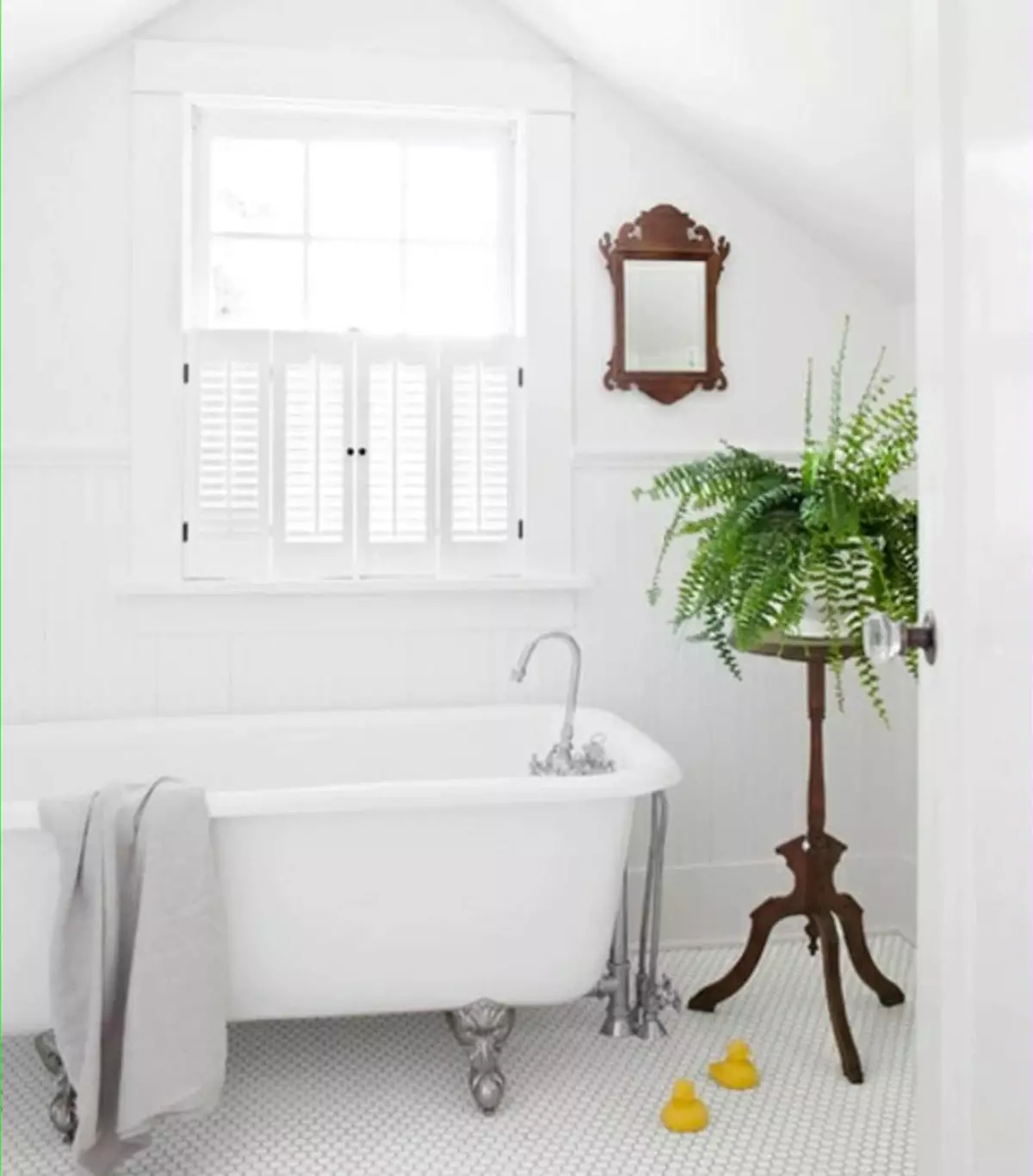 白色浴室（84张照片）：白色色调的房间设计，具有明亮的口音。现代室内设计想法有插入物的小的白色卫生间 10191_57