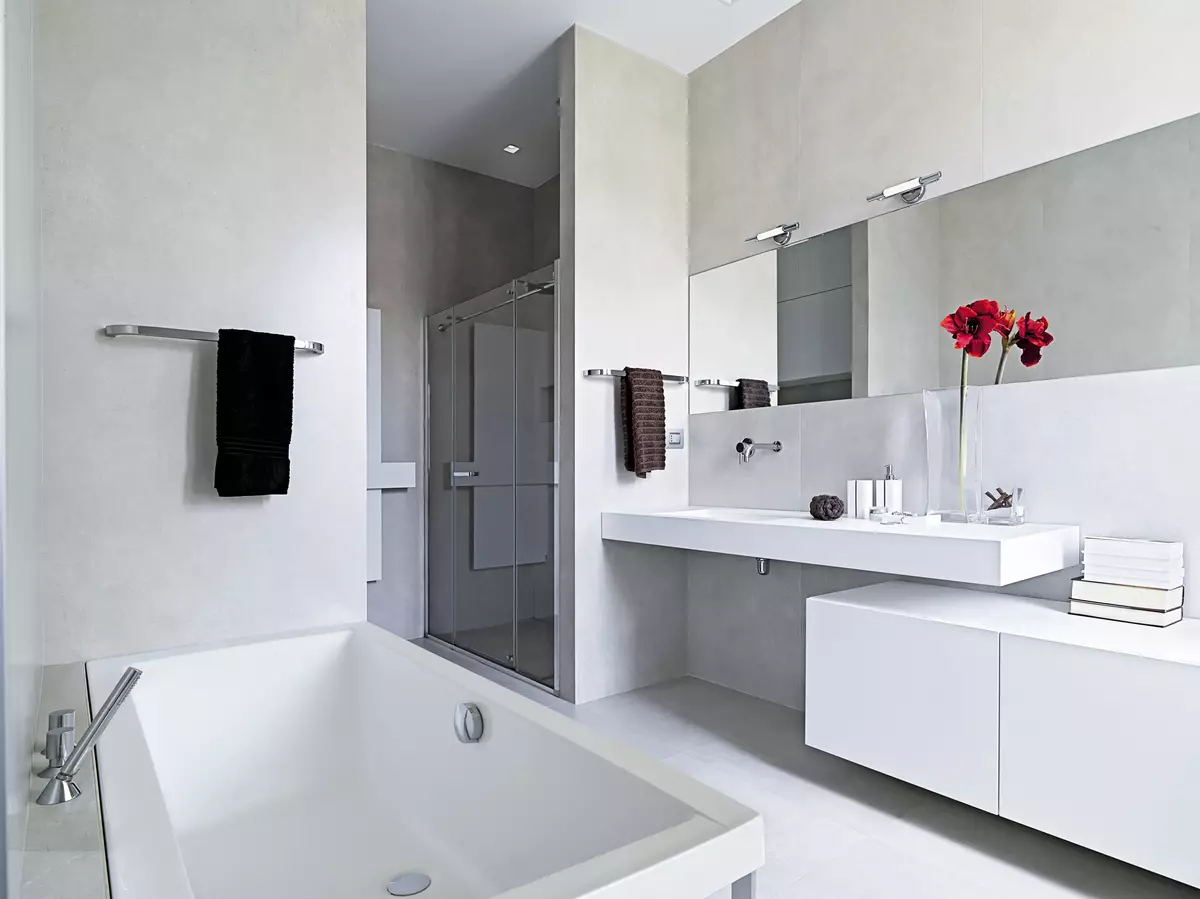 Biela kúpeľňa (84 fotografií): dizajn izby v bielych tónoch s jasnými akcentmi. Moderné nápady na dizajn interiéru Málo biela kúpeľňa s vložkami 10191_58