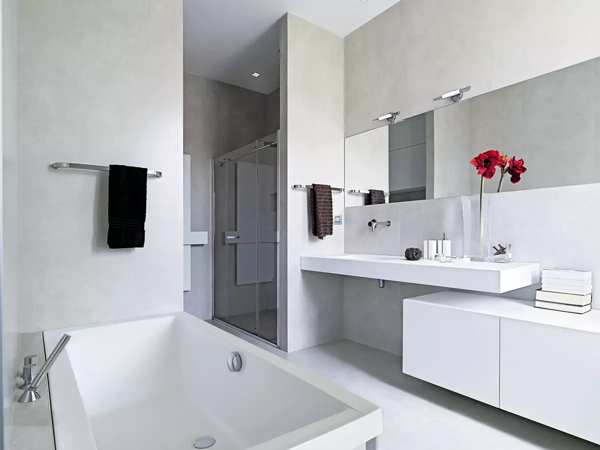 White banyo (84 mga larawan): disenyo ng kuwarto sa puting tono na may maliwanag na accent. Modern Interior Design Ideas maliit na puting banyo na may pagsingit 10191_58