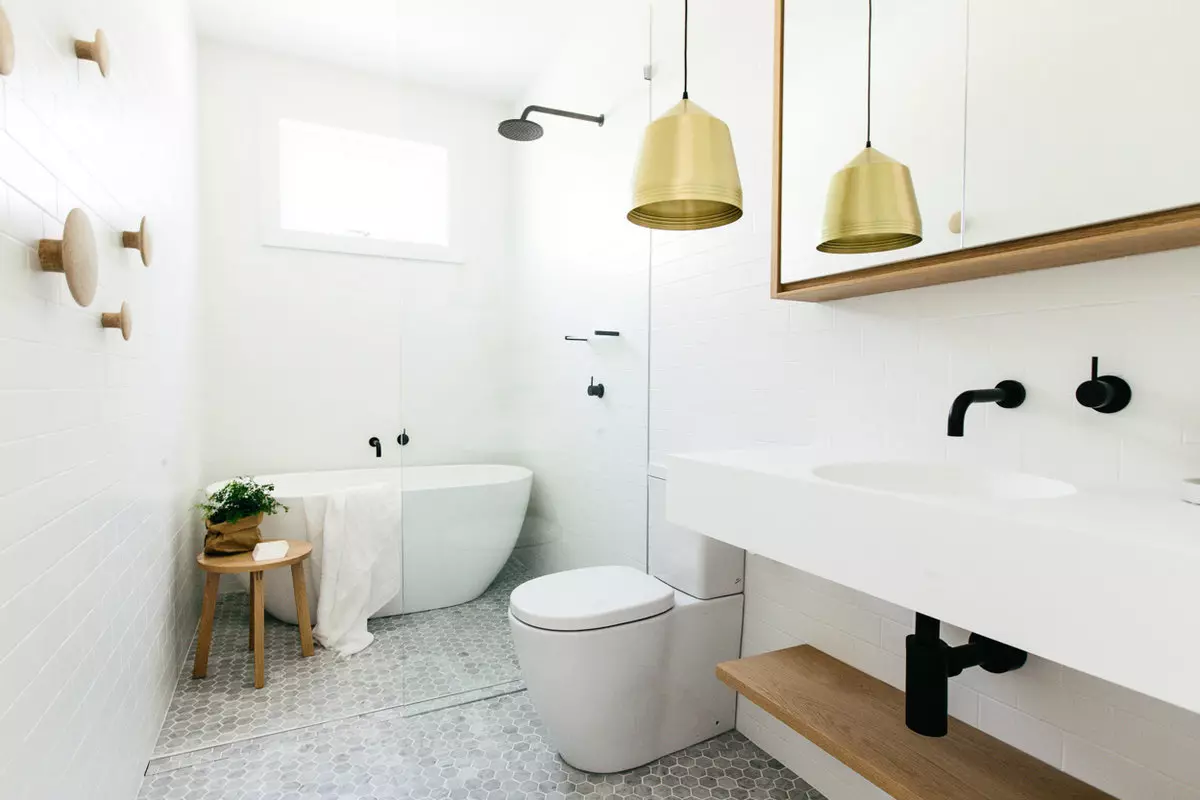 Salle de bain blanche (84 photos): design de chambre dans des tons blancs avec des accents lumineux. Idées de design d'intérieur modernes Petite salle de bain blanche avec inserts 10191_59