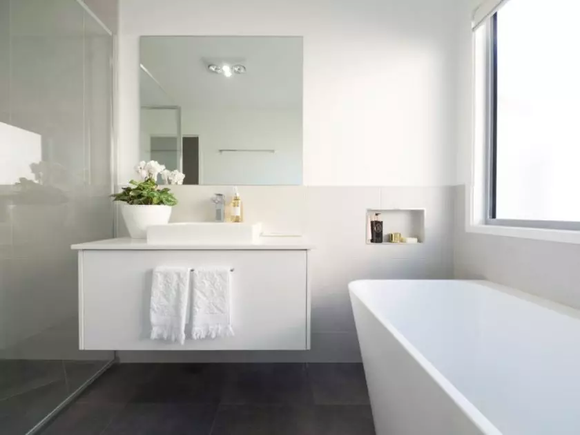 白色浴室（84张照片）：白色色调的房间设计，具有明亮的口音。现代室内设计想法有插入物的小的白色卫生间 10191_60