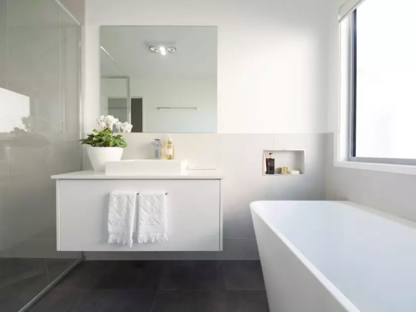 White banyo (84 mga larawan): disenyo ng kuwarto sa puting tono na may maliwanag na accent. Modern Interior Design Ideas maliit na puting banyo na may pagsingit 10191_60