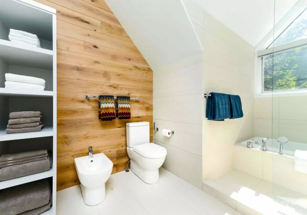 Salle de bain blanche (84 photos): design de chambre dans des tons blancs avec des accents lumineux. Idées de design d'intérieur modernes Petite salle de bain blanche avec inserts 10191_61