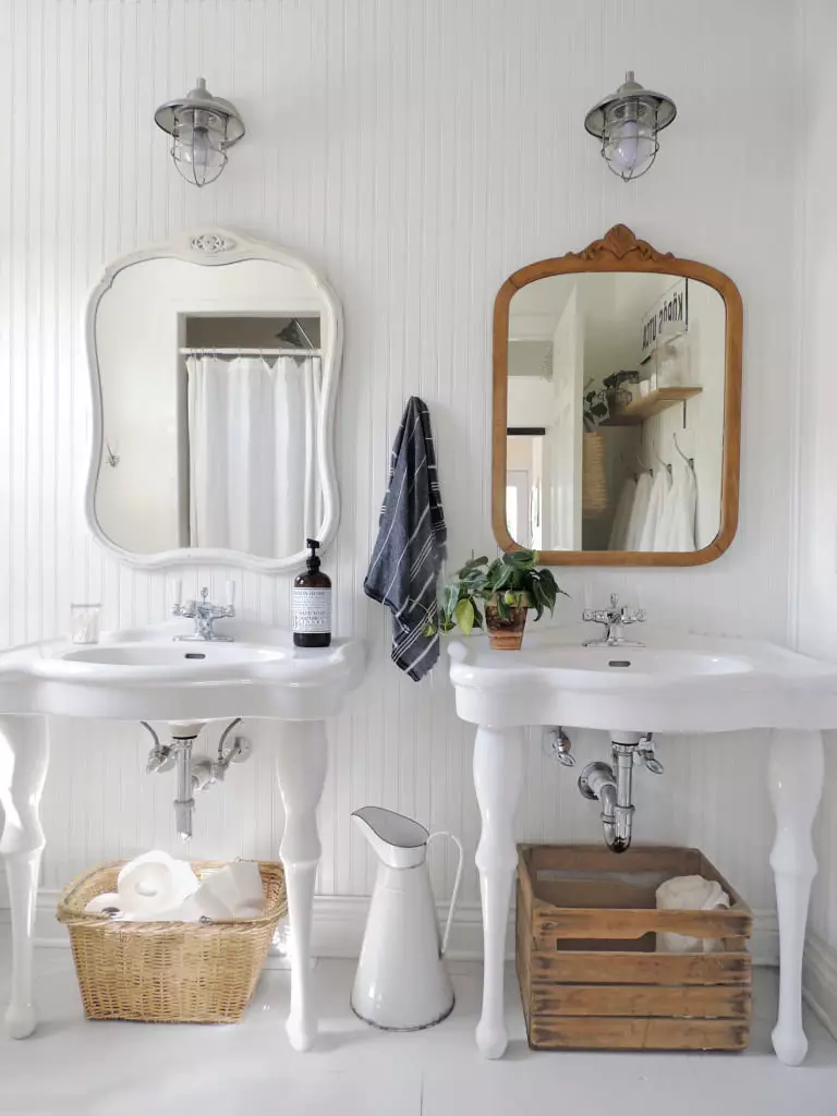 Salle de bain blanche (84 photos): design de chambre dans des tons blancs avec des accents lumineux. Idées de design d'intérieur modernes Petite salle de bain blanche avec inserts 10191_64