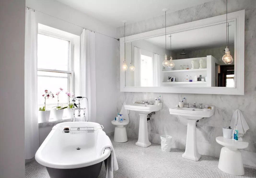 Biela kúpeľňa (84 fotografií): dizajn izby v bielych tónoch s jasnými akcentmi. Moderné nápady na dizajn interiéru Málo biela kúpeľňa s vložkami 10191_71