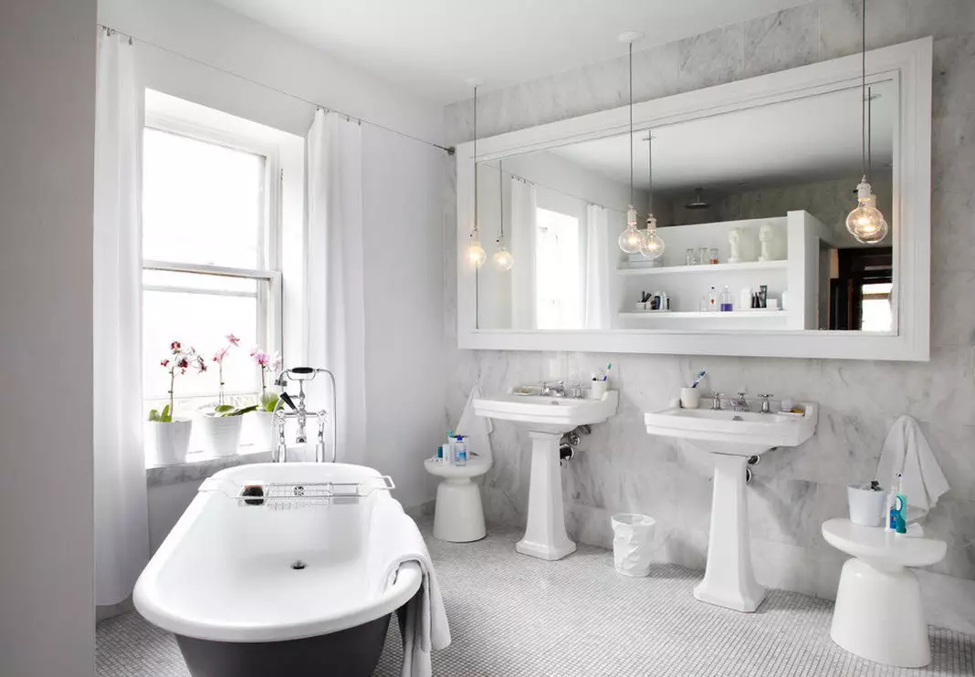 White banyo (84 mga larawan): disenyo ng kuwarto sa puting tono na may maliwanag na accent. Modern Interior Design Ideas maliit na puting banyo na may pagsingit 10191_71