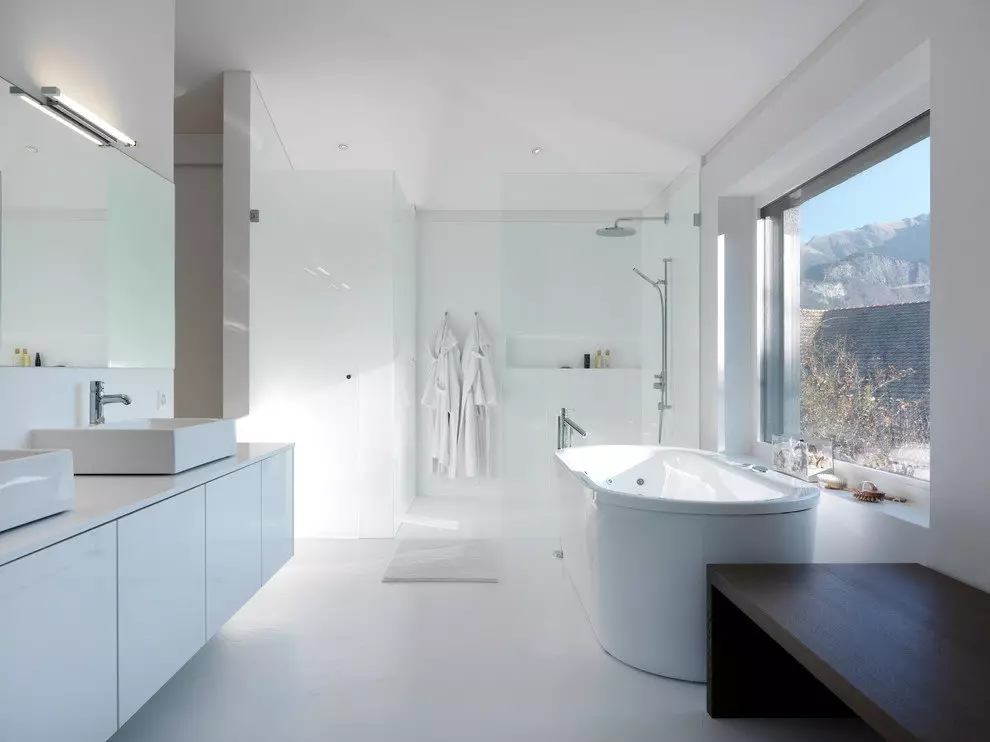 Salle de bain blanche (84 photos): design de chambre dans des tons blancs avec des accents lumineux. Idées de design d'intérieur modernes Petite salle de bain blanche avec inserts 10191_72