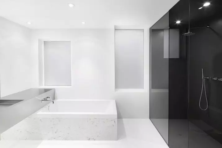 Salle de bain blanche (84 photos): design de chambre dans des tons blancs avec des accents lumineux. Idées de design d'intérieur modernes Petite salle de bain blanche avec inserts 10191_73