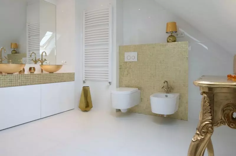 Salle de bain blanche (84 photos): design de chambre dans des tons blancs avec des accents lumineux. Idées de design d'intérieur modernes Petite salle de bain blanche avec inserts 10191_75