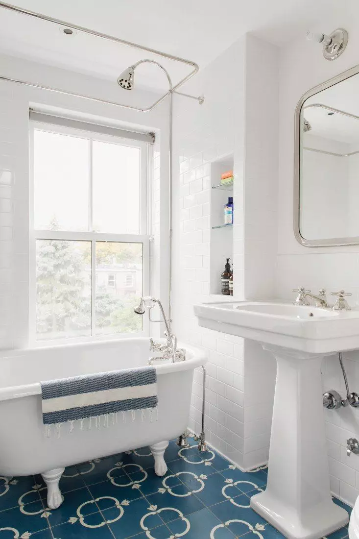 Biela kúpeľňa (84 fotografií): dizajn izby v bielych tónoch s jasnými akcentmi. Moderné nápady na dizajn interiéru Málo biela kúpeľňa s vložkami 10191_76