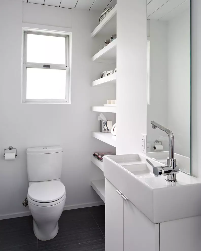 Salle de bain blanche (84 photos): design de chambre dans des tons blancs avec des accents lumineux. Idées de design d'intérieur modernes Petite salle de bain blanche avec inserts 10191_77