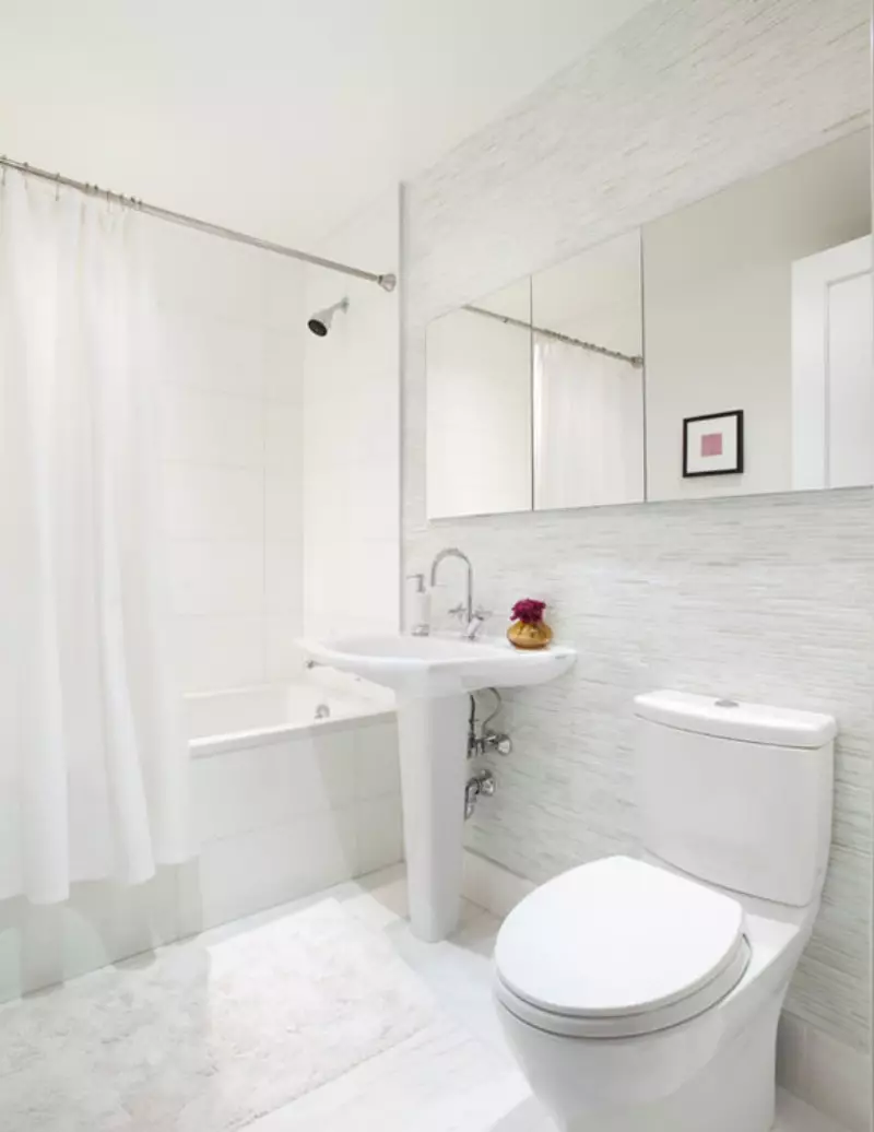 白色浴室（84张照片）：白色色调的房间设计，具有明亮的口音。现代室内设计想法有插入物的小的白色卫生间 10191_78