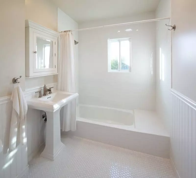 Fehér fürdőszoba (84 fotó): Szoba kialakítása fehér árnyalatokban, fényes ékezetekkel. Modern belsőépítészeti ötletek kis fehér fürdőszoba betétekkel 10191_8