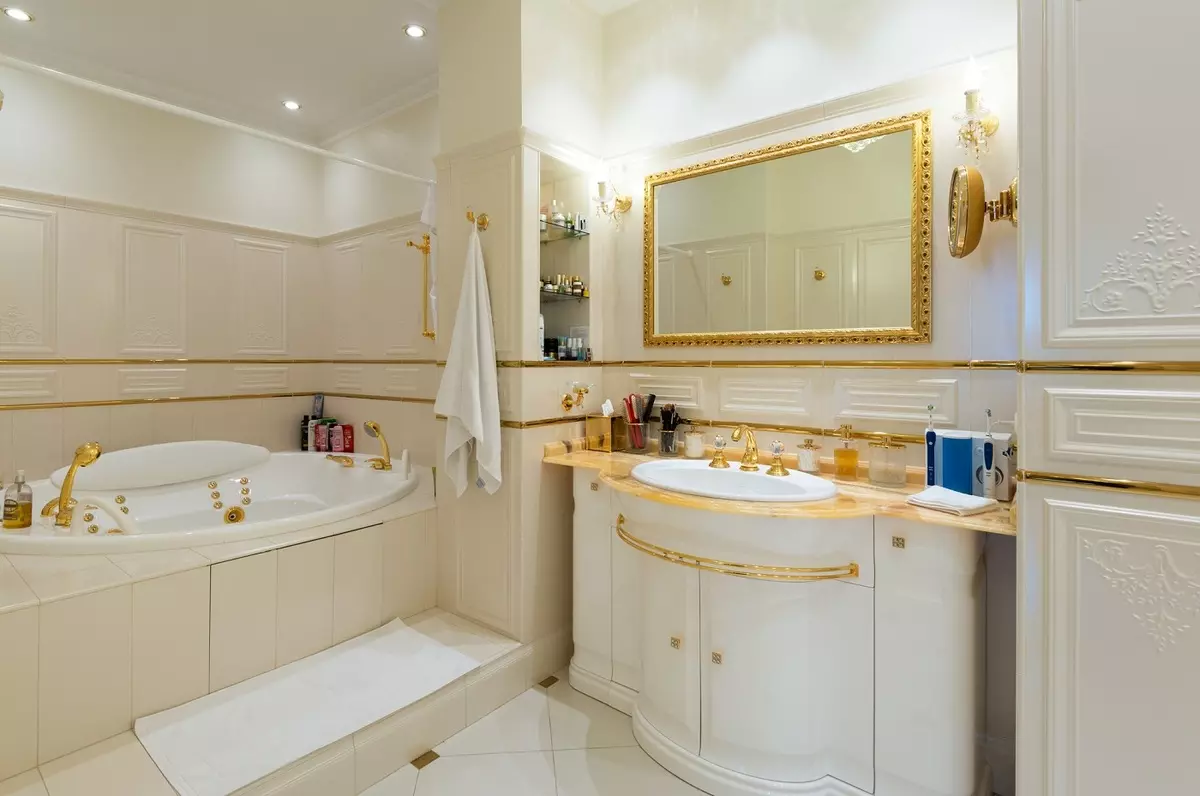 Fehér fürdőszoba (84 fotó): Szoba kialakítása fehér árnyalatokban, fényes ékezetekkel. Modern belsőépítészeti ötletek kis fehér fürdőszoba betétekkel 10191_81