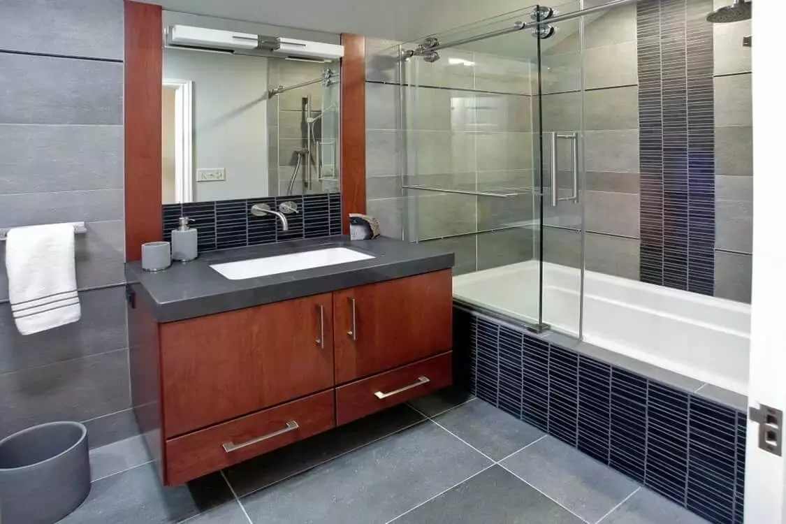 Banyo için sürgülü perdeler: plastik ekran ve geri çekilebilir duş, köşe ve diğer modeller 10192_11