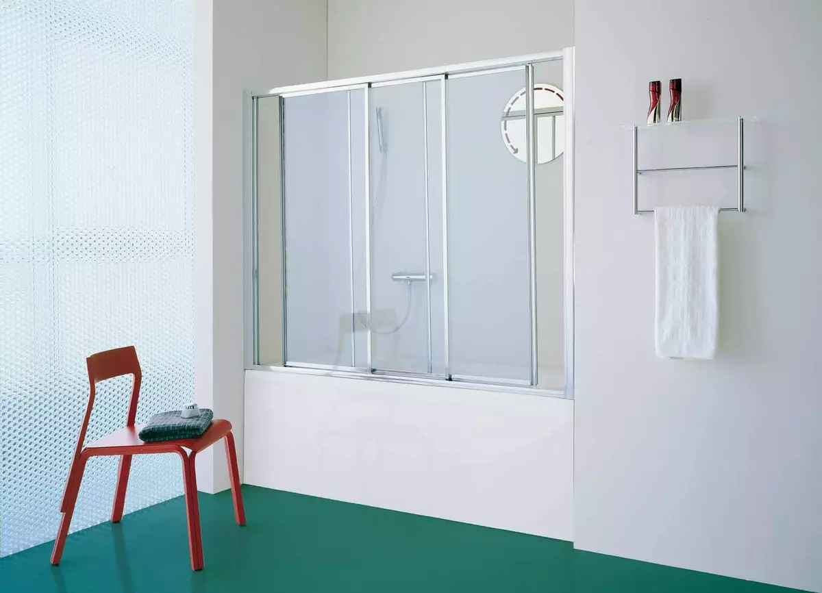 Banyo için sürgülü perdeler: plastik ekran ve geri çekilebilir duş, köşe ve diğer modeller 10192_33