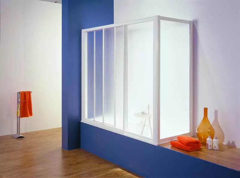 Perdele glisante pentru baie: ecran de plastic și duș retractabil, colț și alte modele 10192_7