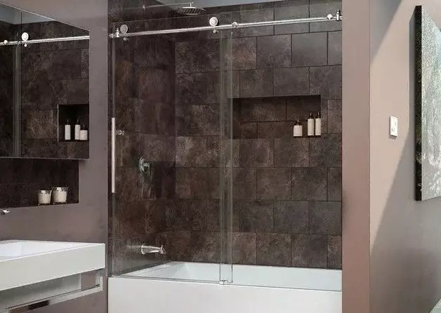 Banyo için sürgülü perdeler: plastik ekran ve geri çekilebilir duş, köşe ve diğer modeller 10192_9