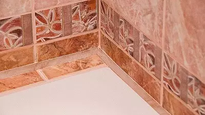 Kerámia határ a fürdőszobához (25 fotók): Plinth dimenziók. Hogyan válasszunk egy sarokot a csempe? Fehér fali sarok oldalak és mások 10193_18