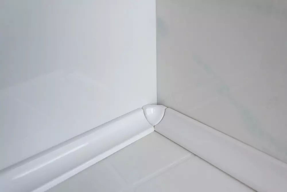 Kerámia határ a fürdőszobához (25 fotók): Plinth dimenziók. Hogyan válasszunk egy sarokot a csempe? Fehér fali sarok oldalak és mások 10193_19