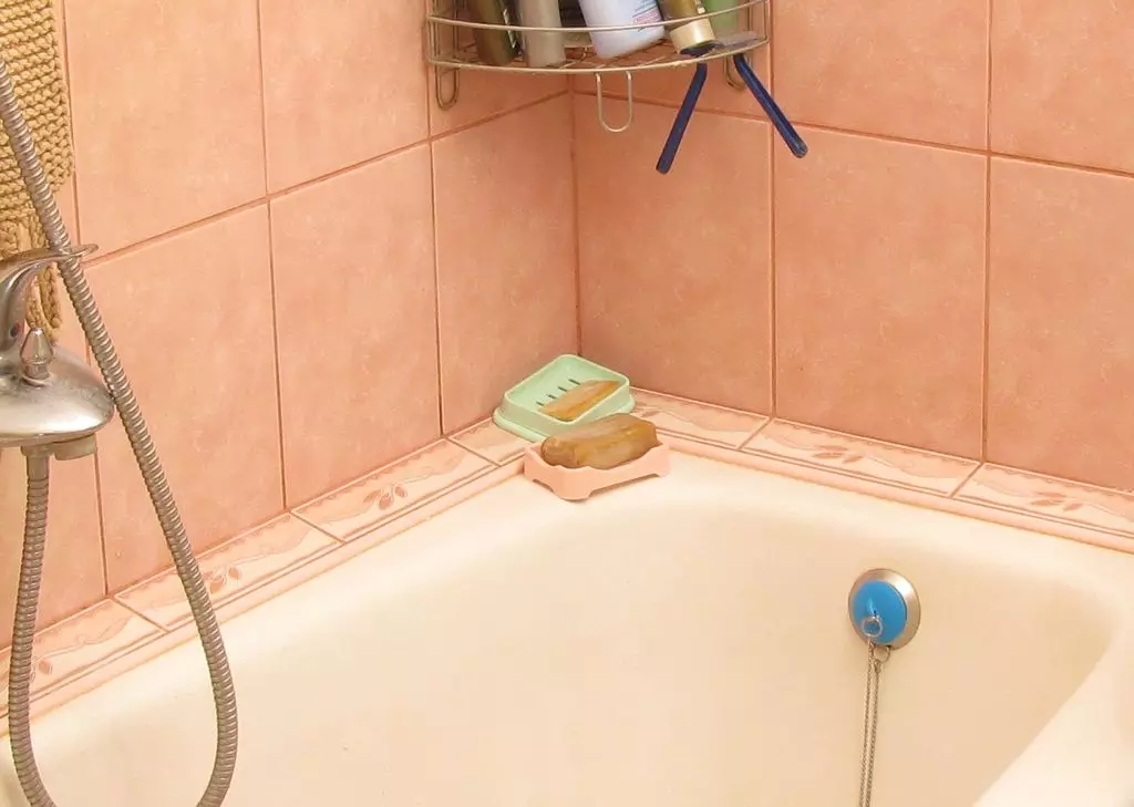 Kerámia határ a fürdőszobához (25 fotók): Plinth dimenziók. Hogyan válasszunk egy sarokot a csempe? Fehér fali sarok oldalak és mások 10193_2