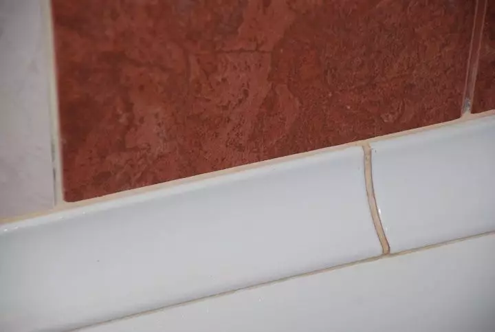 Kerámia határ a fürdőszobához (25 fotók): Plinth dimenziók. Hogyan válasszunk egy sarokot a csempe? Fehér fali sarok oldalak és mások 10193_8