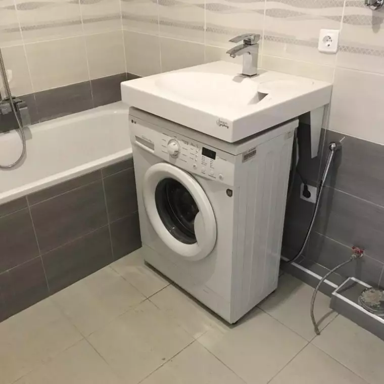 การออกแบบห้องน้ำพร้อมเครื่องซักผ้าที่มีพื้นที่ 4 กิโลเมตร M (46 ภาพ): โครงการห้องน้ำพร้อมห้องสุขาและเครื่องซักผ้า, การวางแผนที่ประสบความสำเร็จ 10199_27