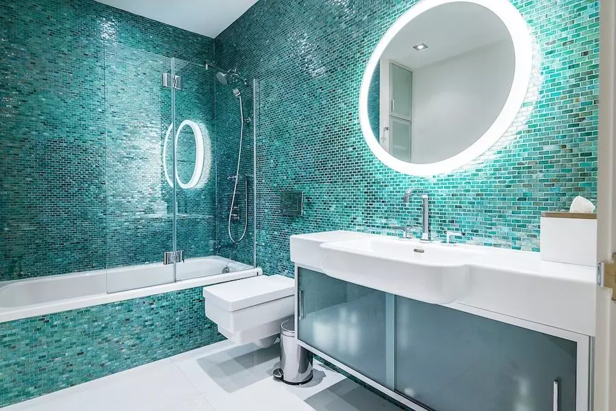 Turquoise badkamer (61 foto's): voorbeelden van badkamerontwerp in deze kleur. We begrijpen in kleuren, creëren een mooi interieur 10203_18