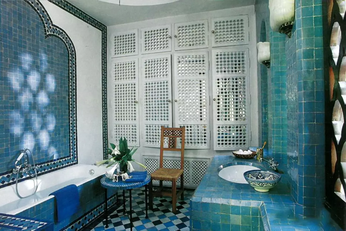 Туркуиза угаалгын өрөө (61 зураг): Энэ өнгөнд угаалгын өрөөний дизайны жишээ. Бид өнгөөр ​​ойлгож, үзэсгэлэнтэй дотоод засал чимэглэлийг бий болго 10203_26